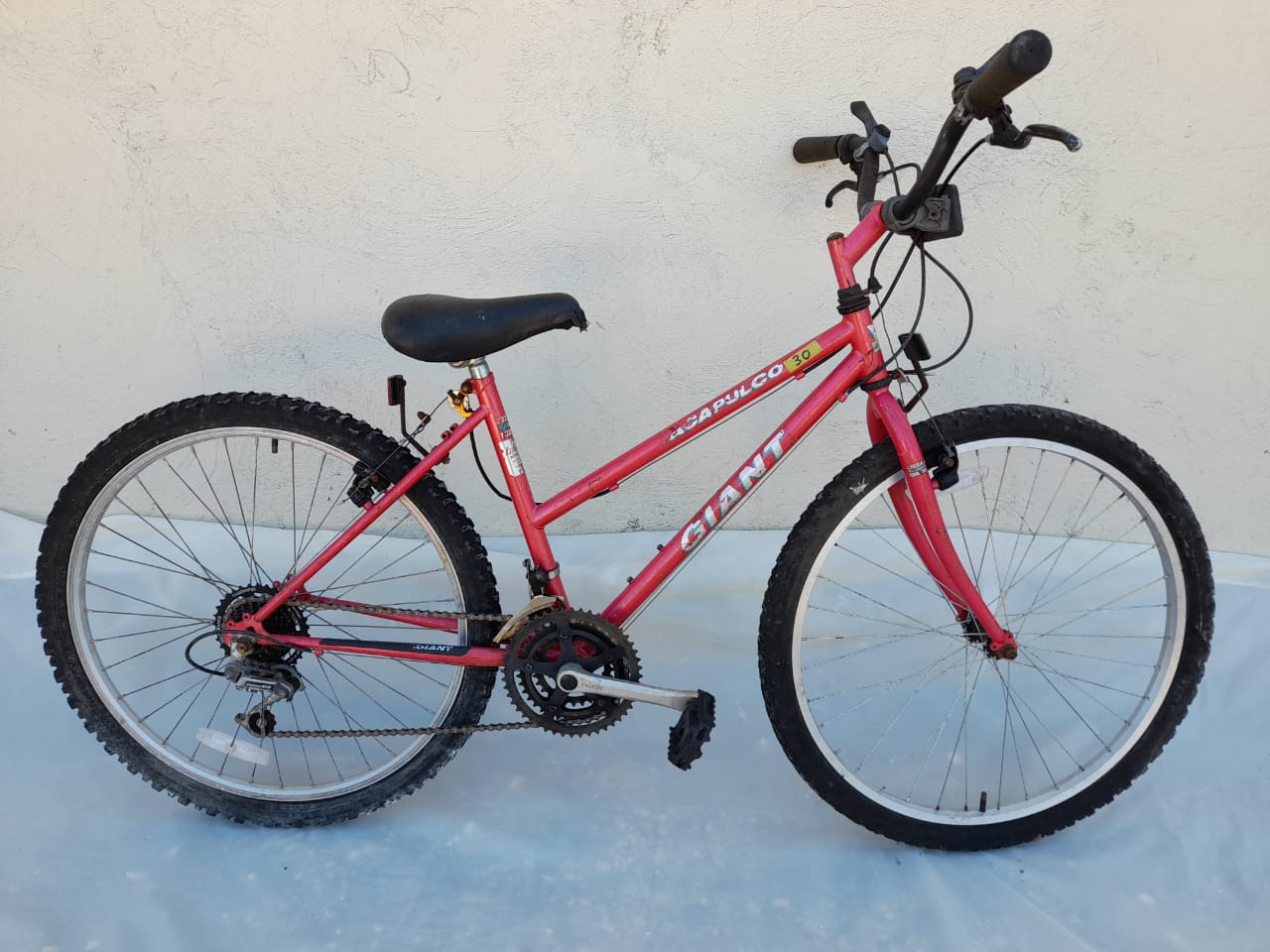 giant bicycle red Used Road Bikes for Sale: TCR Advanced 2 KOM 105 Built on a new lightweight ALUXX aluminum frame that features classic hardtail design plus the balanced riding characteristics of either larger diameter 29 2021 Giant Talon 2 Mountain